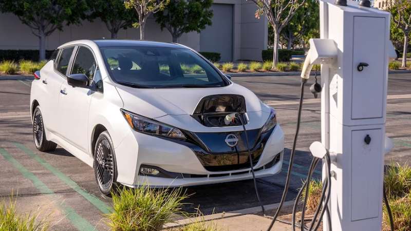 شارژ کردن Nissan Leaf 2024 در ایستگاه شارژ عمومی